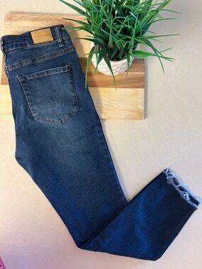 Tahari Dark Blue Cropped Skinny Jeans with Frayed Hem